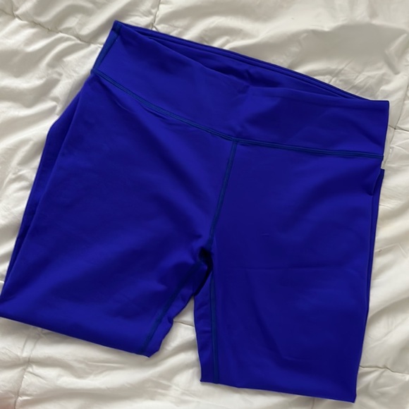 Fabletics Define PowerHold® Mid-Rise Capri - Picture 3 of 5